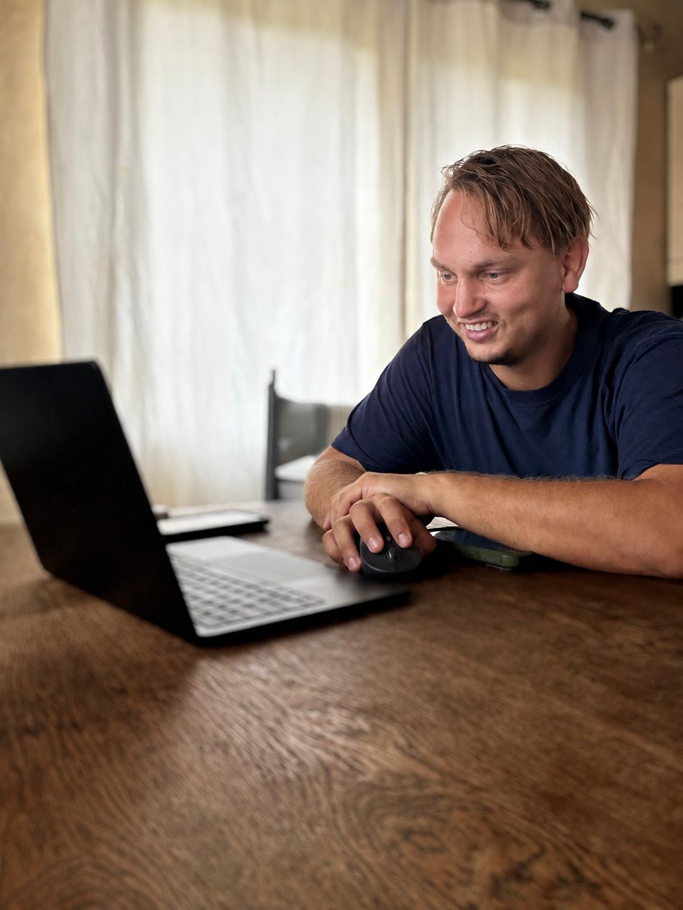 Leo arbeitet am Laptop an Sheltra